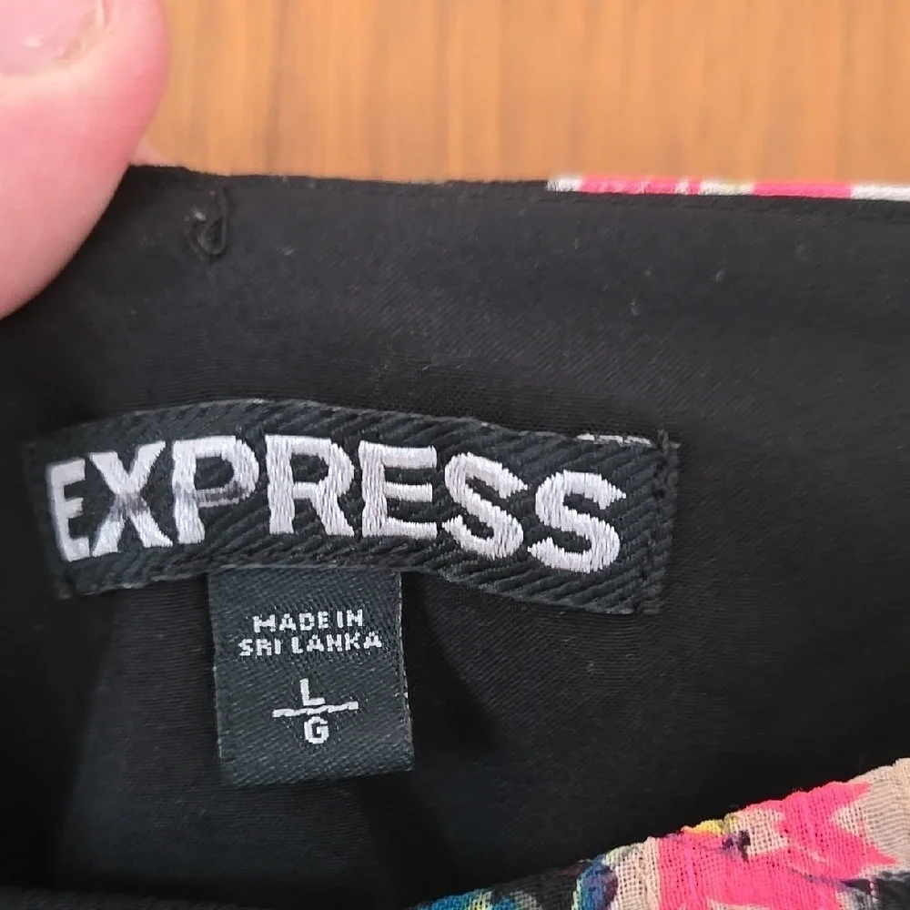 Expess Brand. Floral Black Skirt Size Large.